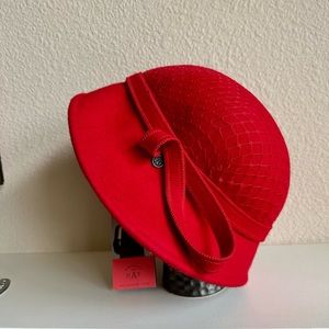 Élégant Cloche Hat w/net from Canadian Hat. NWT!